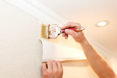 Pose de papier peint à Mialos — revêtements muraux et toiles de verre